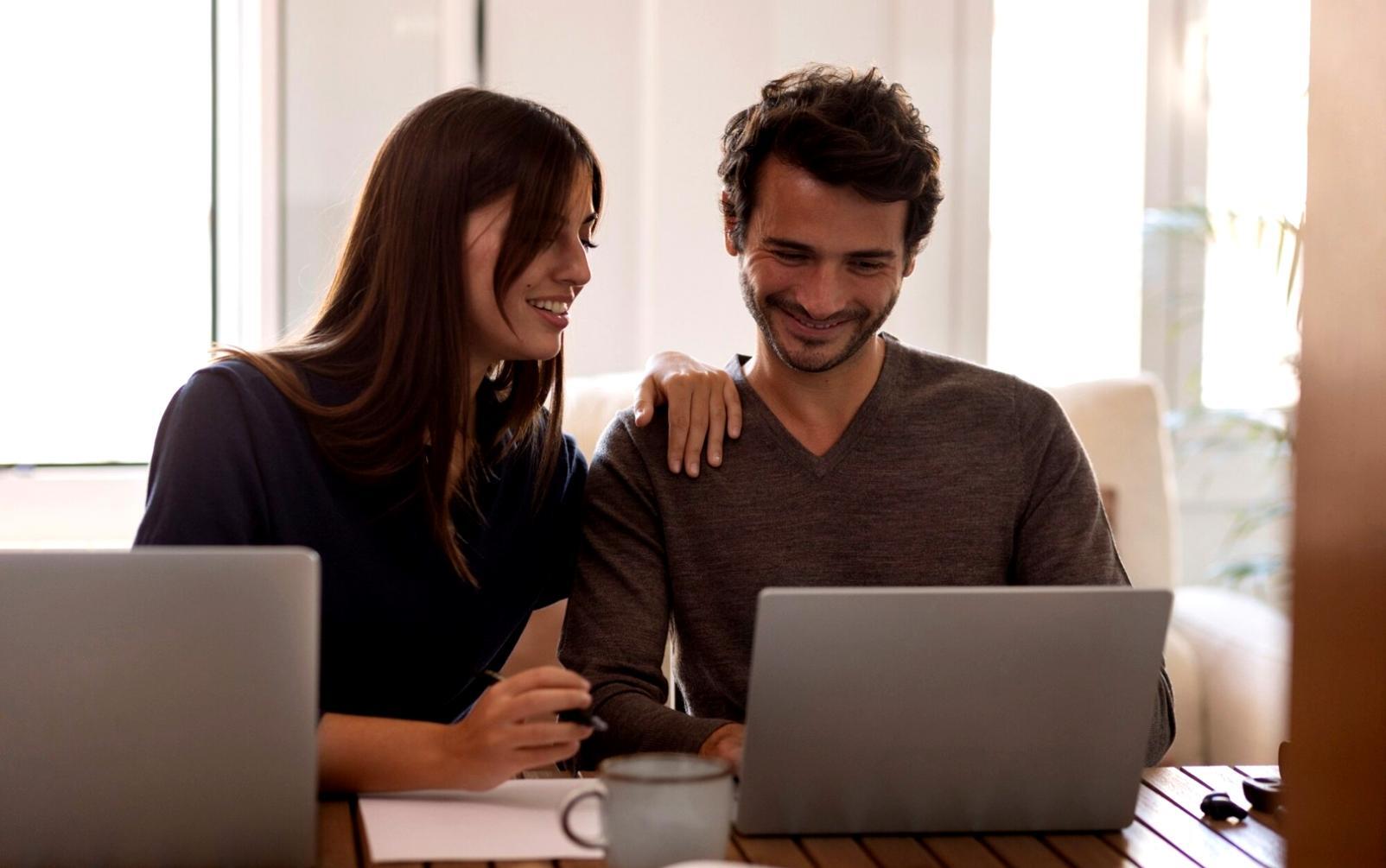 Discussion entre conseiller et client dans nos locaux